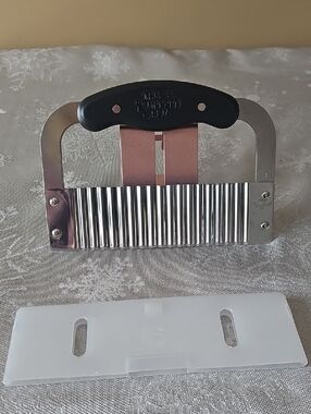 Pampered Chef Crinkle Cutter With Cover
